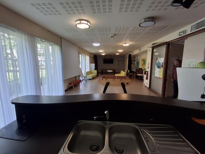 salle lounge avec bar
